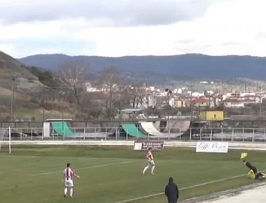 Η υπερβολική αγωνιστικότητα τον έφαγε: Σήκωσε στον αέρα τον επόπτη με τάκλιν! (βίντεο)